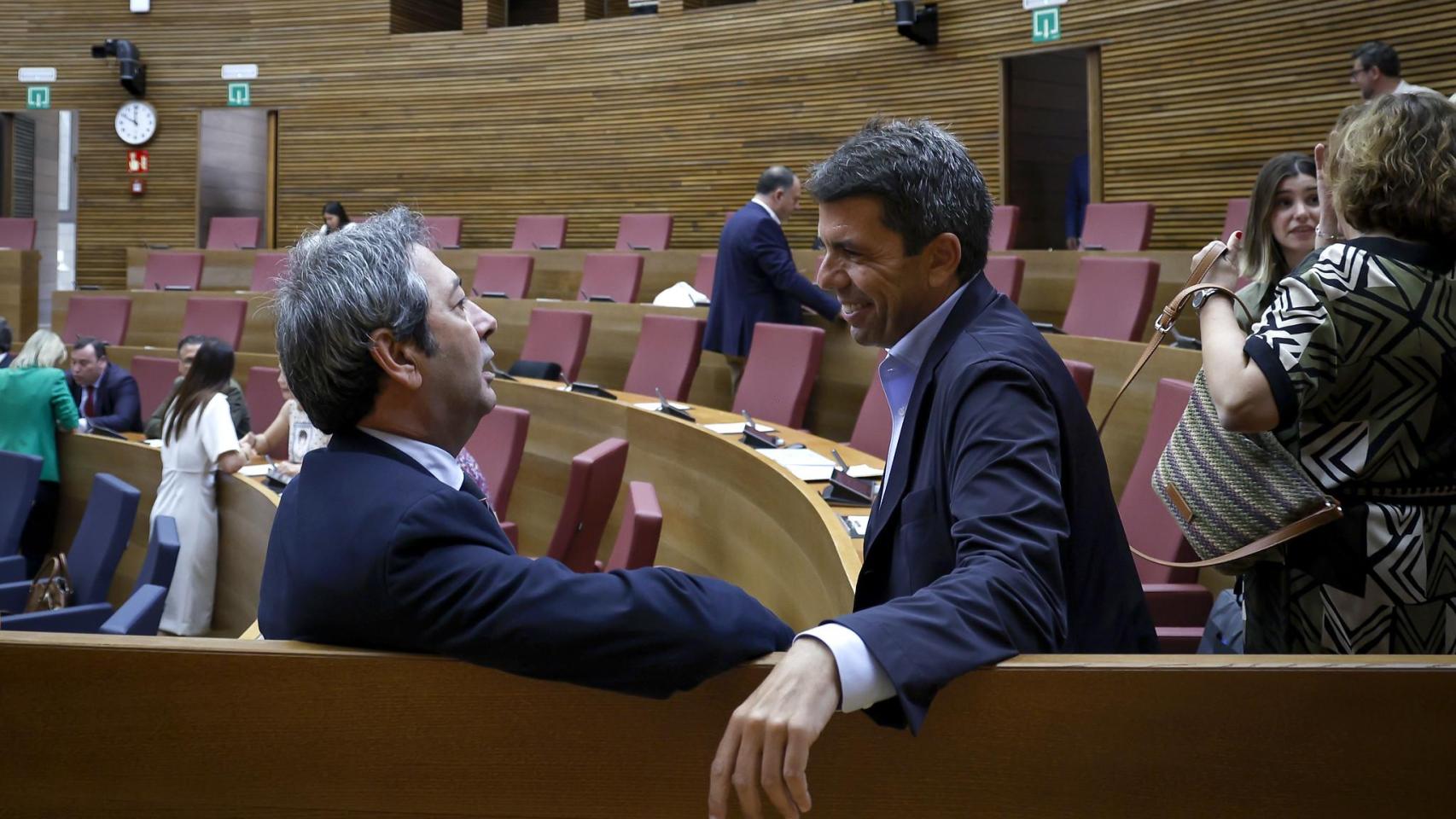 Carlos Mazón conversa con su vicepresidente Vicente Barrera (Vox) en un pleno.