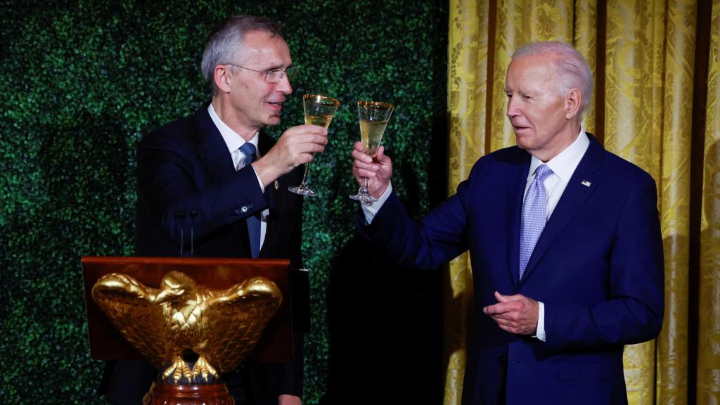 Joe Biden y el secretario general de la OTAN, Jens Stoltenberg, brindando en la cena de la Casa Blanca.