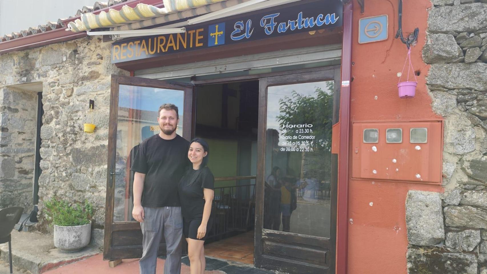De Madrid a un pequeño pueblo de Salamanca para regentar un bar: Emmanuel y Diana, una pareja de emigrantes