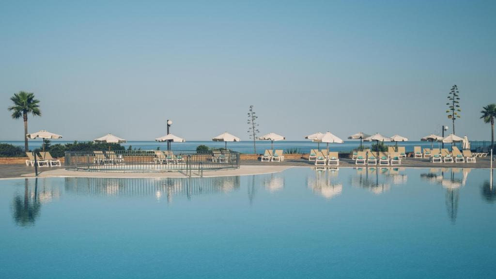 Piscina en Iberostar Waves Royal Andalus.