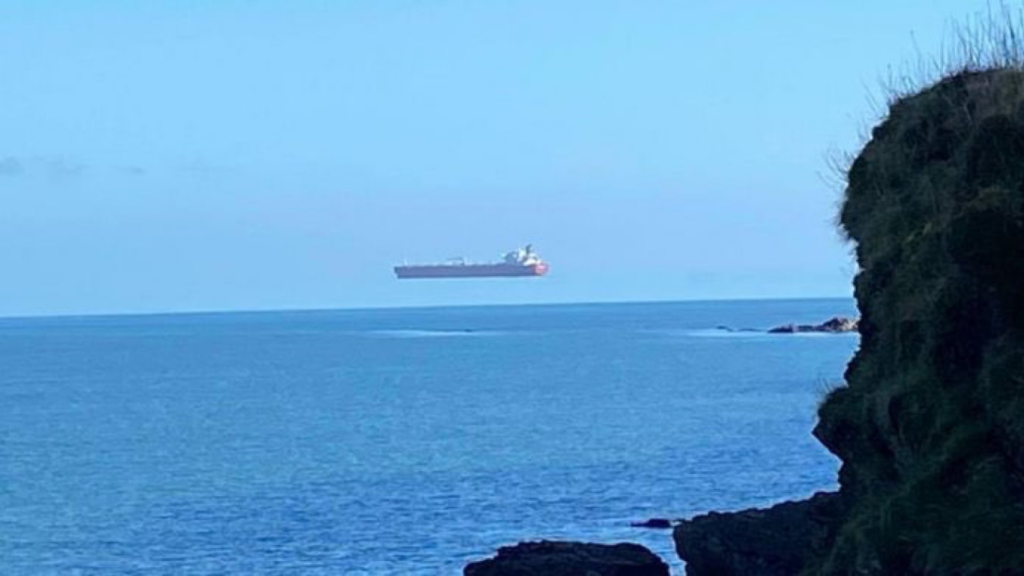 Barco flotando por la fata morgana.