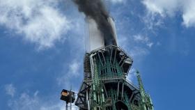 La aguja de la catedral de Rouen, en llamas.