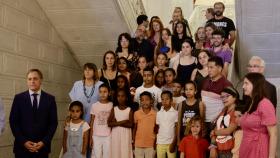 Los niños saharauis son recibidos por el alcalde