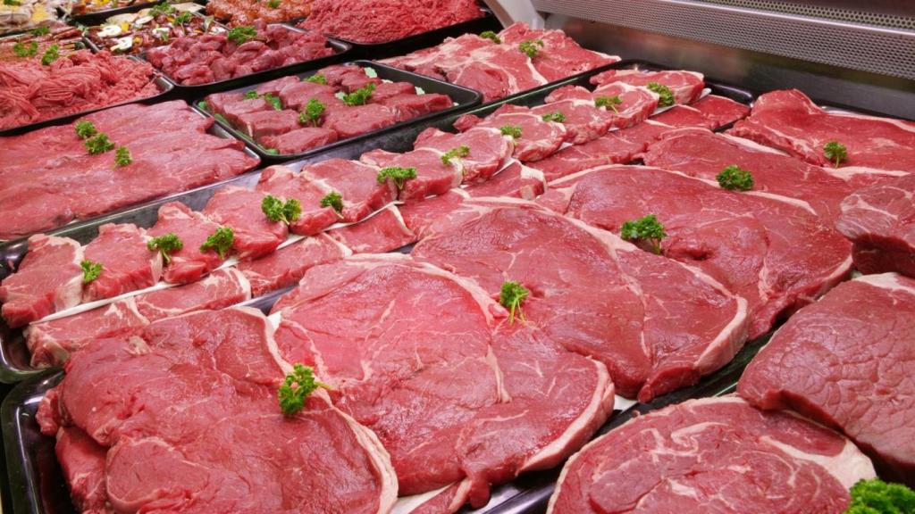 Diferentes tipos de carne en la carnicería.