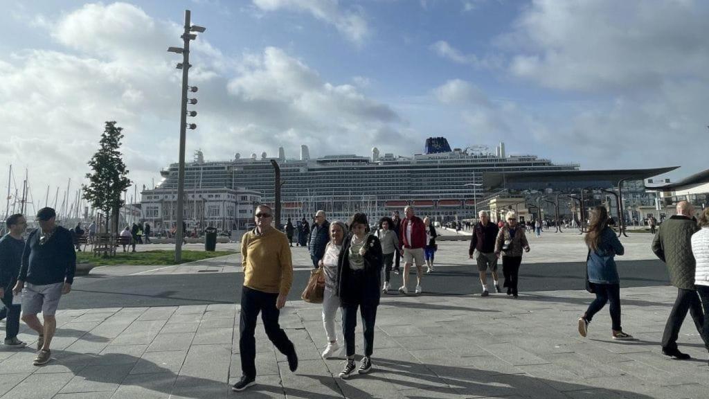 Paseantes y turistas a la llegada de un crucero en la Marina.