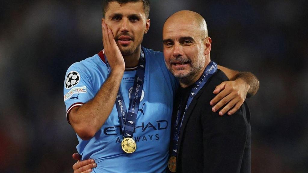 Rodrigo Hernández y Pep Guardiola en la celebración de la Champions League