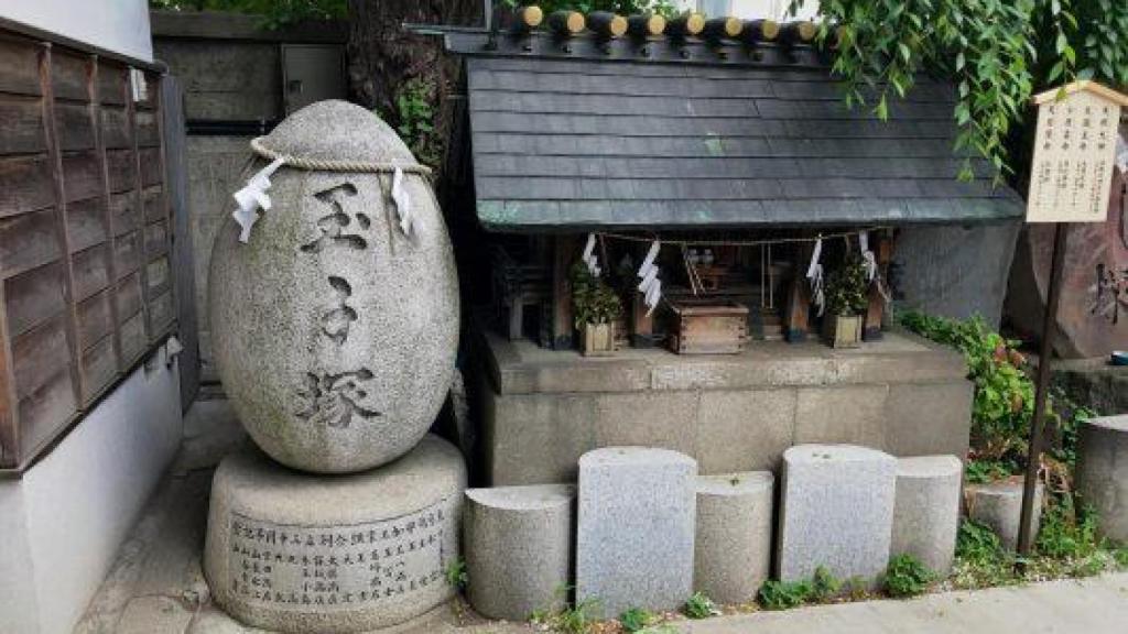 El monumento al huevo del santuario de Tsukiji.