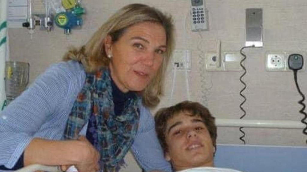 Un pequeño Ignacio junto a su madre tras una de las operaciones.