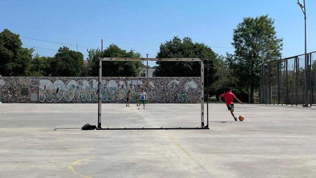 Niños juegan en el polideportivo municipal de Rocafonda donde Lamine Yamal dio sus primeros toques al balón.