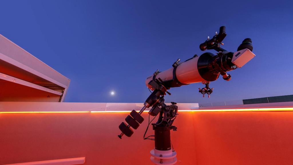 Un telescopio en el Centro Astronómico de Tiedra