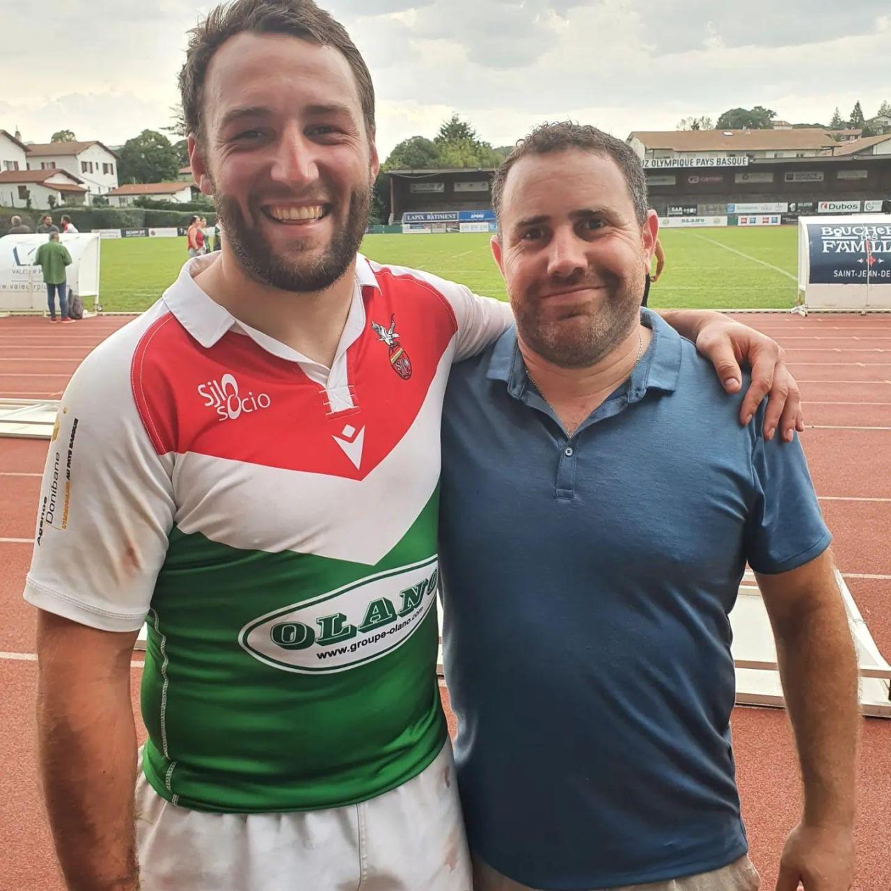 Peio Dufau (derecha) tras un partido de rugby en San Juan de Luz.