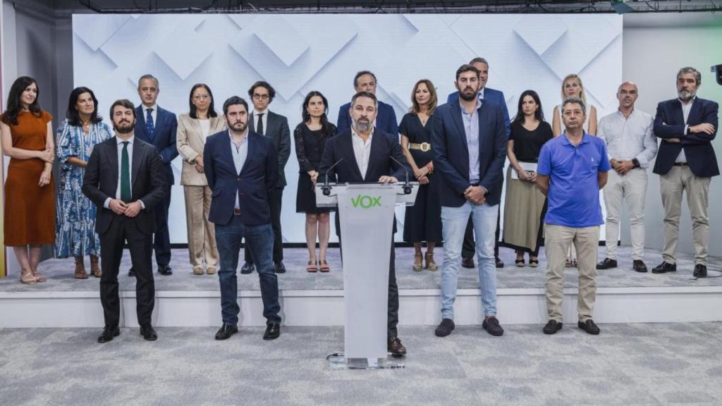 El Comité Ejecutivo Nacional (CEN) de Vox este jueves. En la fila de atrás, y de izquierda a derecha: Rosa Cuervas-Mons, María Ruiz, Pablo Sáez, Llanos Massó, José María Figaredo, Montserrat Lluis, Luis Gestoso, Reyes Romero, Javier Ortega Smith, Pepa Millán, Blanca Armario, Jorge Buxadé y Enrique Cabanas. Abajo, y de izquierda a derecha: Juan García-Gallardo, Alejandro Nolasco, Santiago Abascal, José Ángel Antelo y Vicente Barrera.