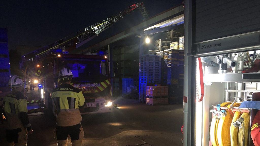 Los bomberos trabajuando en el incendio en una nave de Villalonquéjar