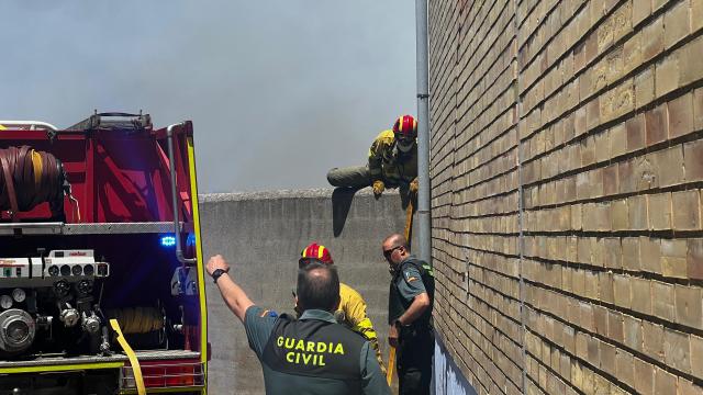 Intervención de los bomberos y la Guardia Civil en el Montalvo I