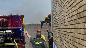 Intervención de los bomberos y la Guardia Civil en el Montalvo I