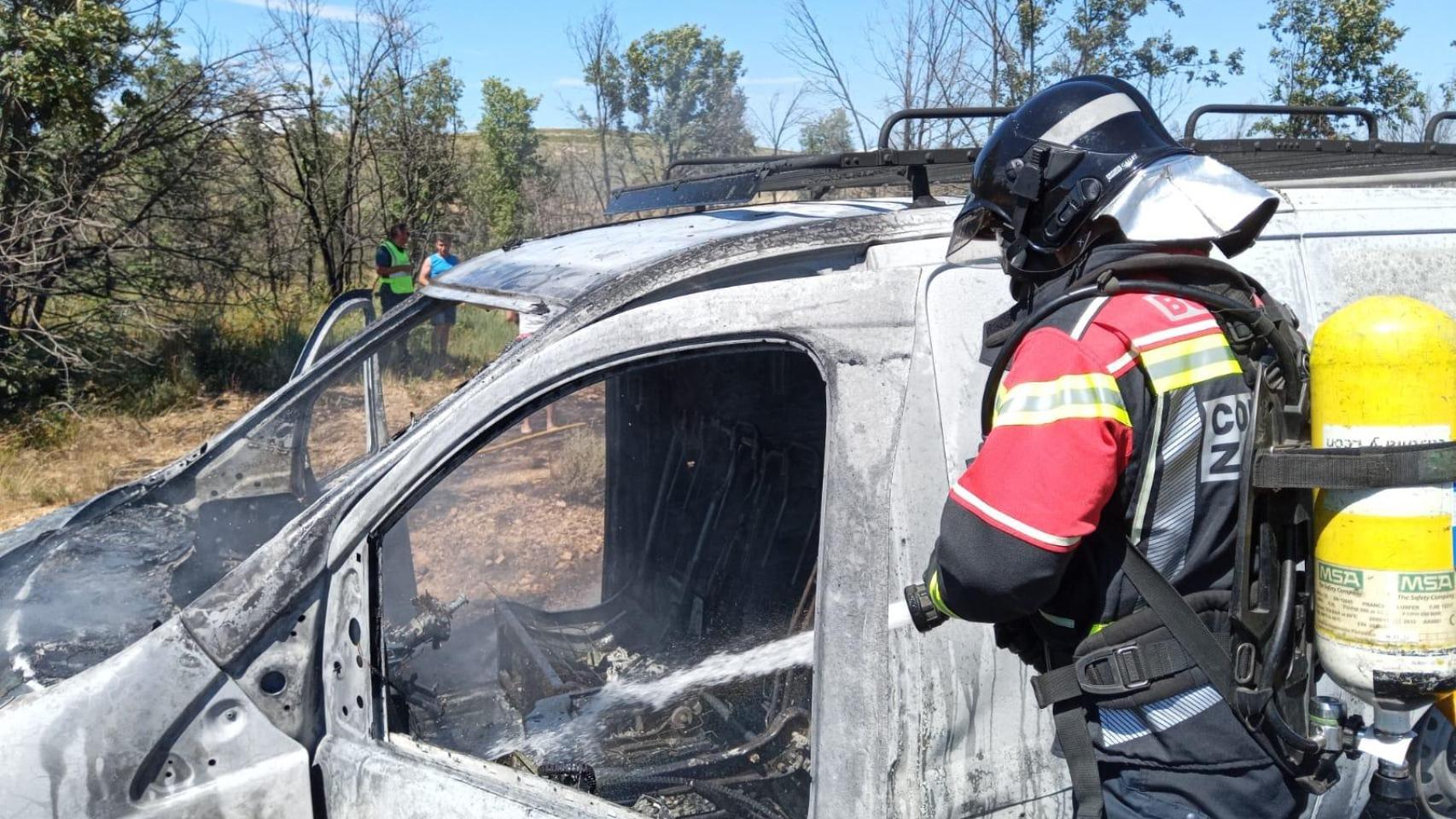 Los Bomberos de la Diputación de Zamora sofocan las llamas de la furgoneta