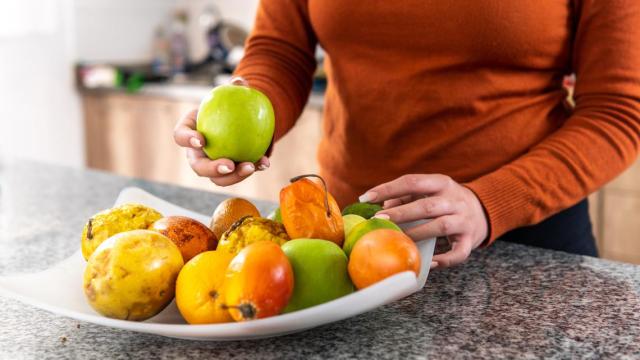 Un frutero en una cocina.