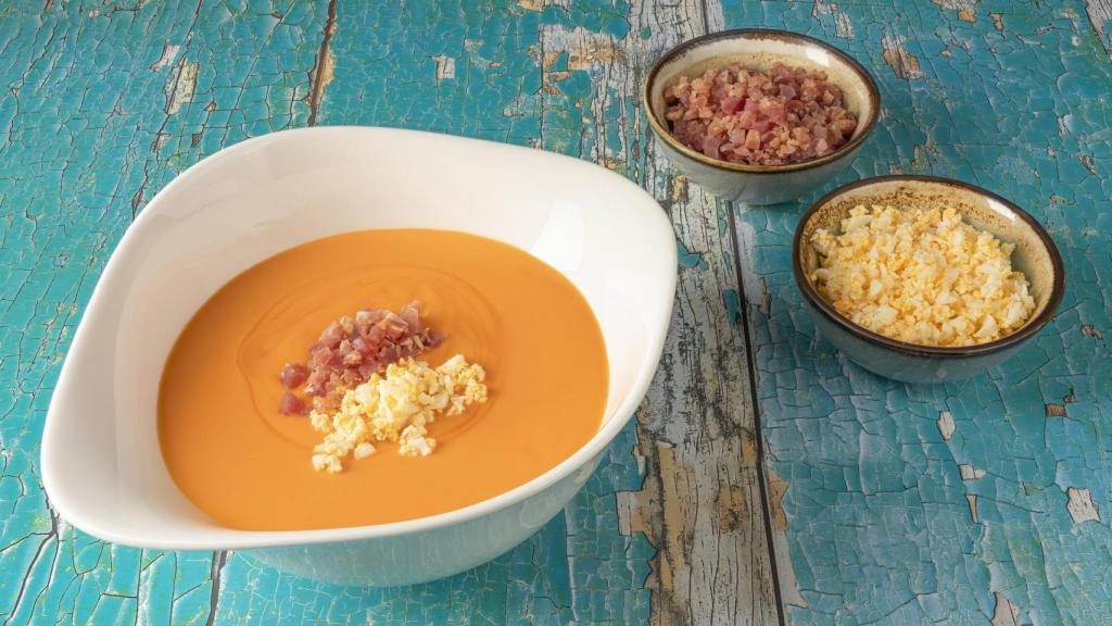 Salmorejo con huevo y jamón