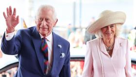 Los reyes Carlos III y Camila llegando a su acto en gales este jueves, 11 de julio.