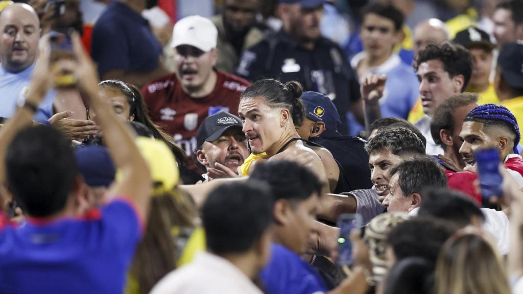 El futbolista Darwin Núñez durante la pelea entre hinchas colombianos y jugadores uruguayos