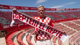 Van de Beek posa con la bufanda del Girona.