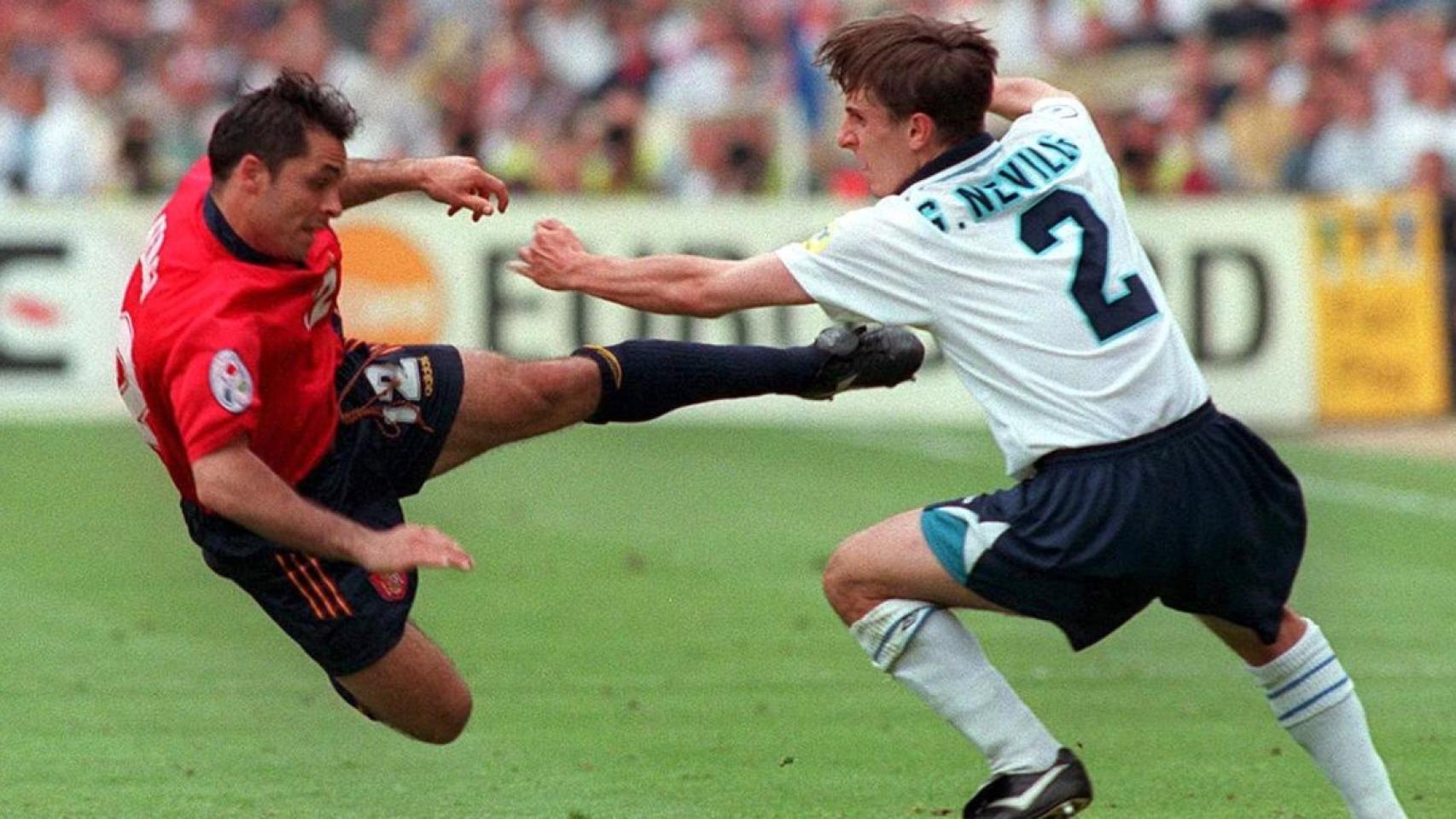 Sergi Barjuán y G. Neville, en la Eurocopa 1996