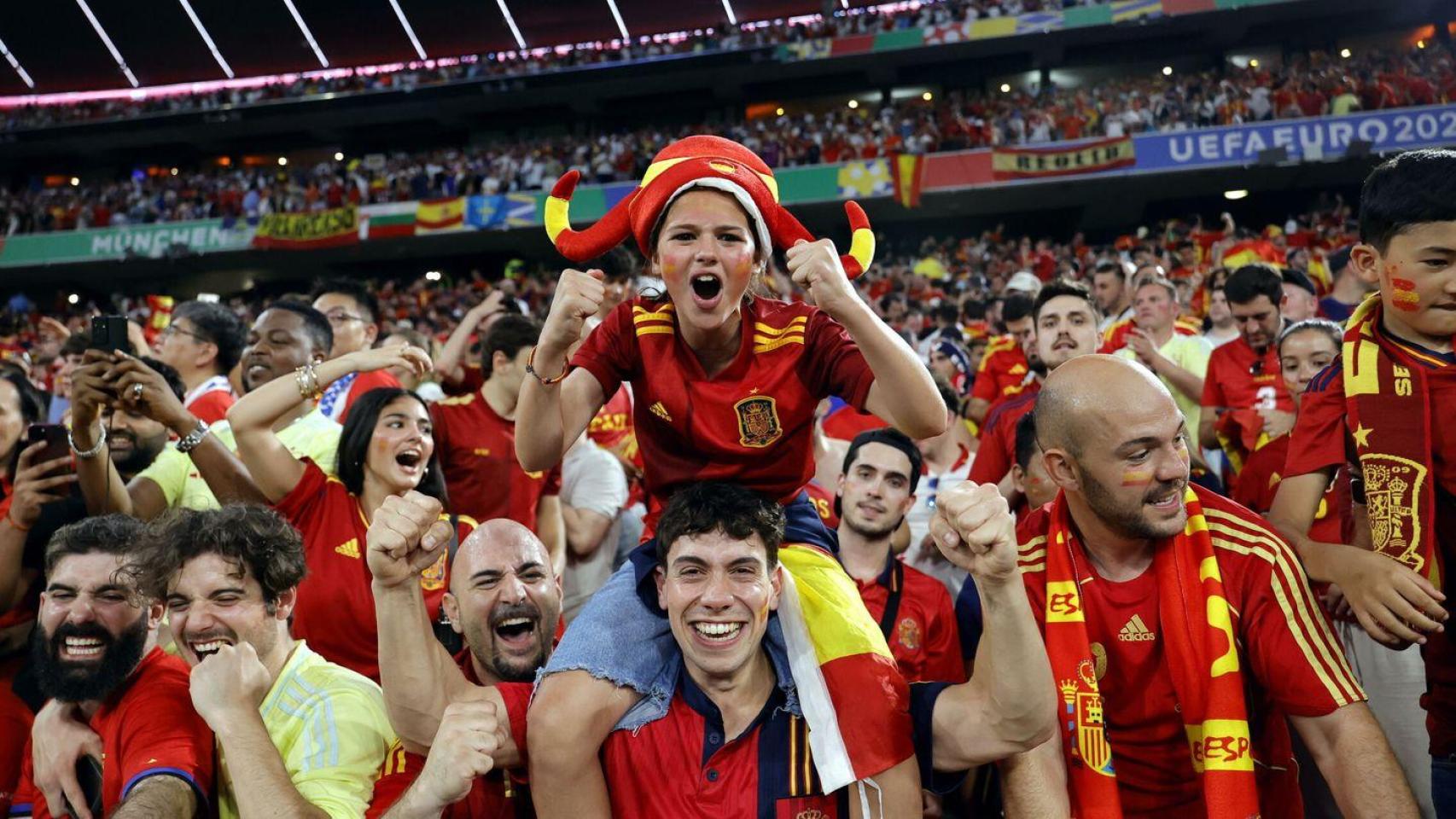 Aficionados de la selección española durante la semifinal España-Francia. Foto: Efe.