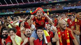 Aficionados de la selección española durante la semifinal España-Francia. Foto: Efe.