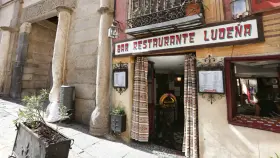 La entrada del mítico bar Ludeña de Toledo. / Foto: Óscar Huertas.