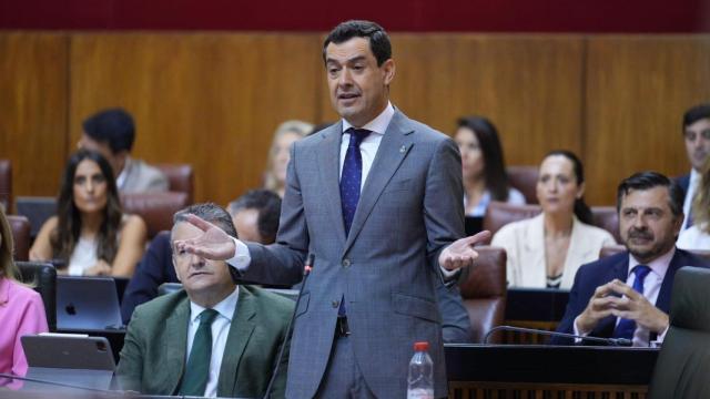 El presidente de la Junta, Juanma Moreno, en el Parlamento andaluz.