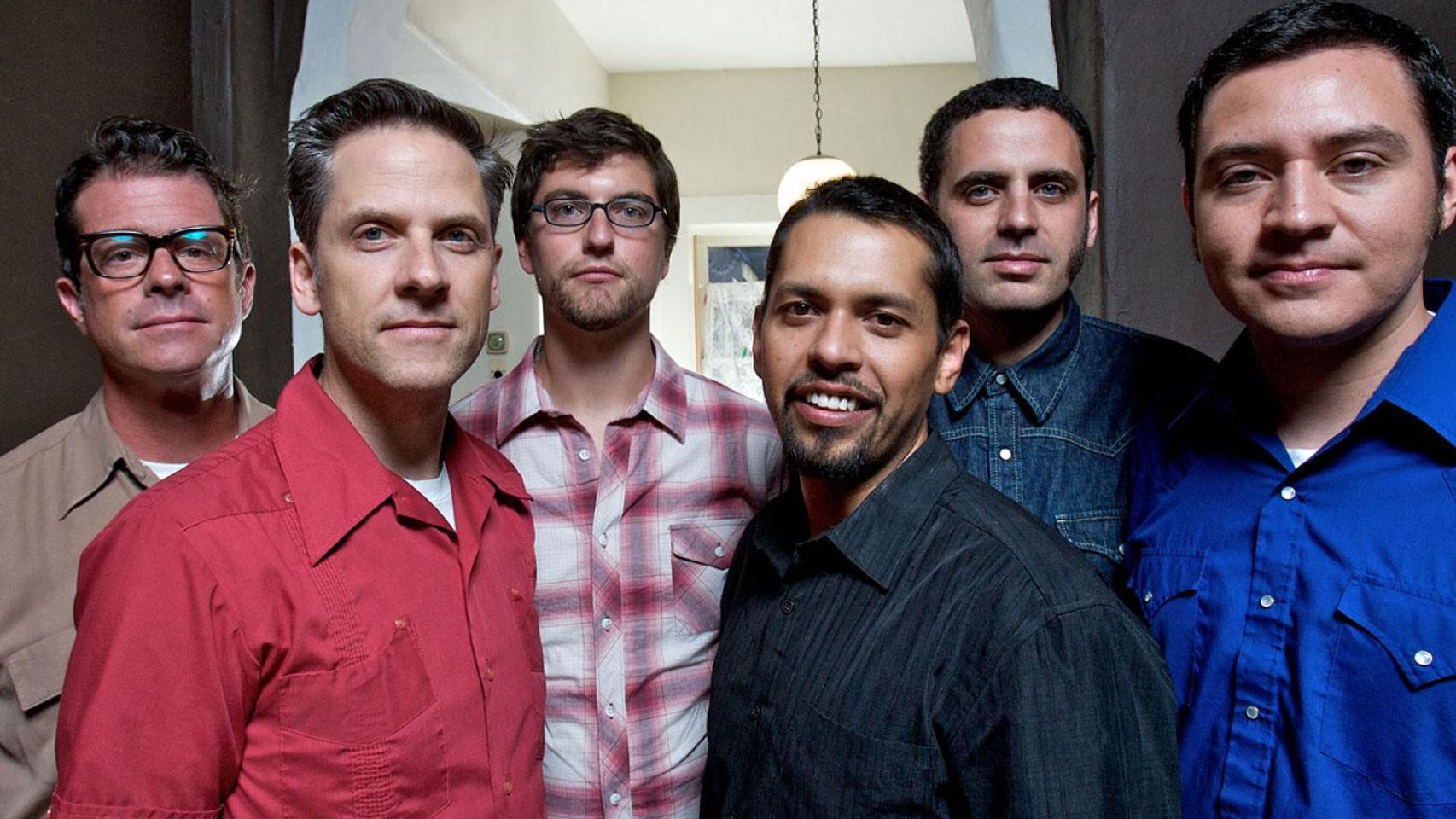Los integrantes de Calexico, la banda de Arizona que actuará este viernes en el Festival Internacional de Jazz de San Javier.