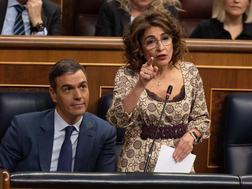 María Jesús Montero y Pedro Sánchez en el Congreso de los Diputados.