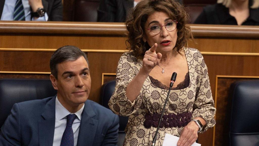 María Jesús Montero, dirigiéndose al PP en una sesión del Congreso, junto a Pedro Sánchez.