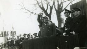José Luis de Arrese (derecha) durante una visita de Franco a Barcelona en 1942.