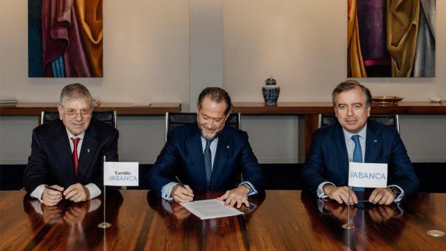 Juan Carlos Escotet Rodríguez y Francisco Botas, con Fernando Teles, accionista de EuroBic, durante la firma