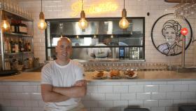 El cocinero Fernando Muyo en la barra de su restaurante Antoñita junto a tres de sus platos, totopos con entraña, hamburguesa de torrezno y oreja crujiente.