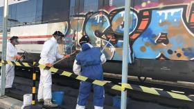 Limpieza de grafitis en un convoy en una imagen de archivo.