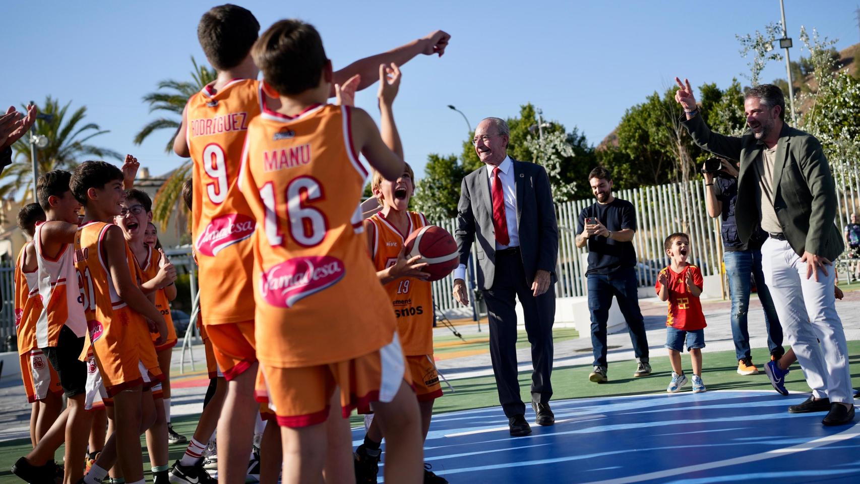 De la Torre con varios niños en la pista de baloncesto de un nuevo parque en Málaga.