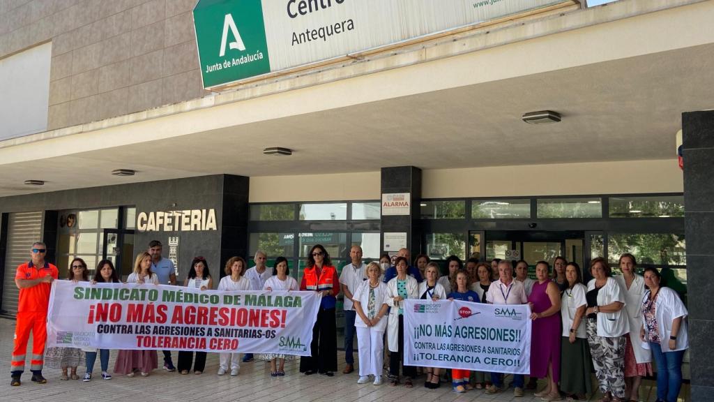 Médicos concentrados a las puertas del centro de salud de Antequera.