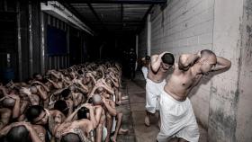 Cientos de reos se protegen sus cabezas en la 'mega cárcel' de El Salvador.