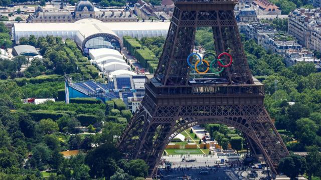 Vista aérea de la torre Eiffel con las anillas olímpicas, del estadio olímpico Torre Eiffel y el Champ de Mars Arena.