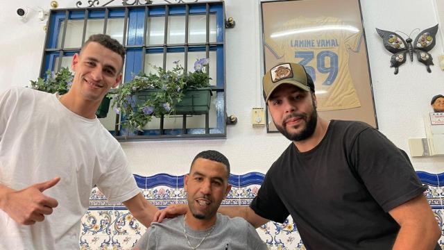 Mounir Nasraoui (centro), padre de Lamine Yamal, junto a Hamsa (derecha) y otro amigo en el bar El Cordobés de Rocafonda (Mataró, Barcelona).