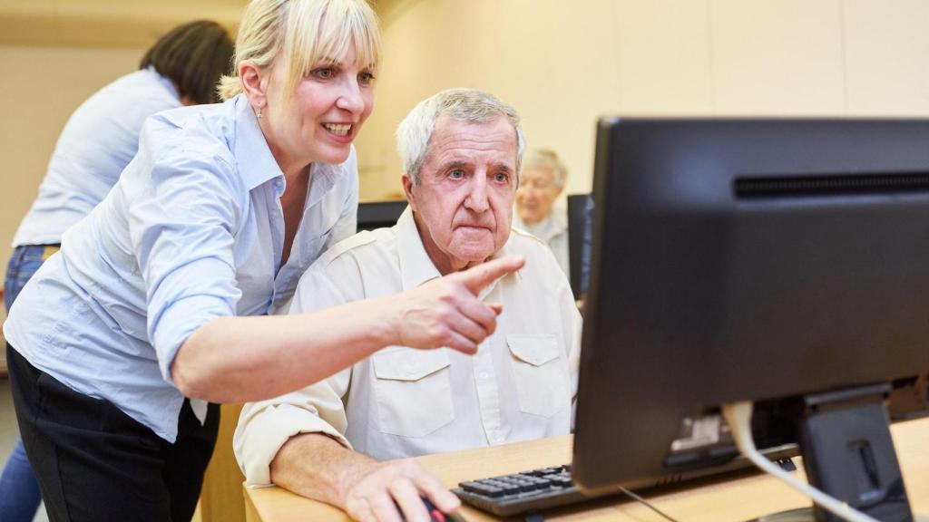 Curso de informática a personas mayores en una imagen de archivo.