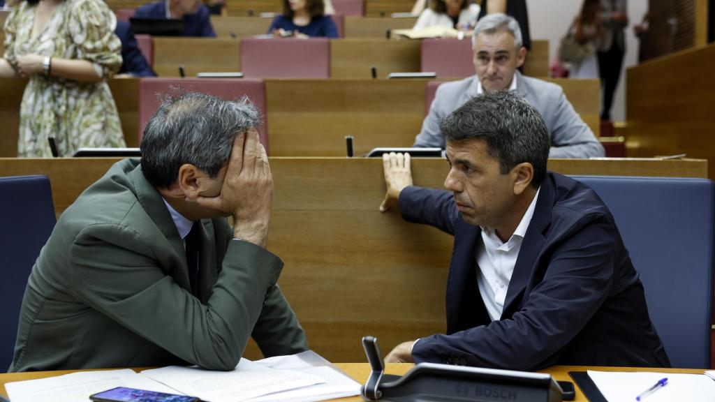 Vicente Barrera y Carlos Mazón, este jueves en el parlamento valenciano.