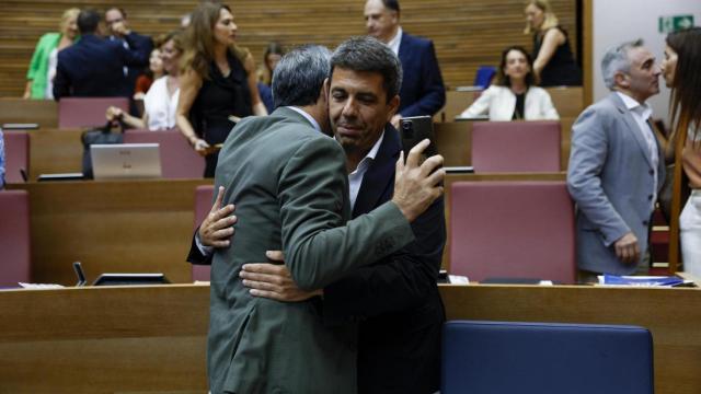 Carlos Mazón y Vicente Barrera en el pleno de Les Corts. EFE/Biel Aliño