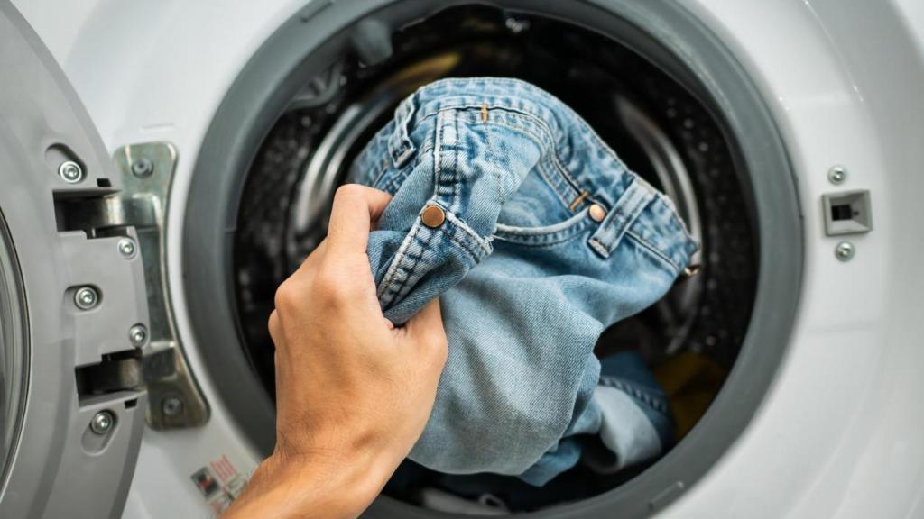 Unos pantalones dentro de una lavadora.