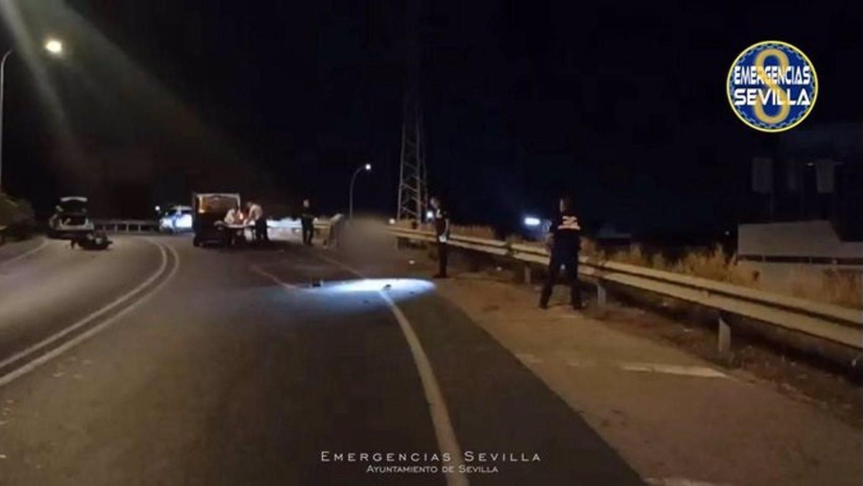 Un accidente de moto deja un fallecido de 18 años y a su acompañante en estado crítico en Sevilla