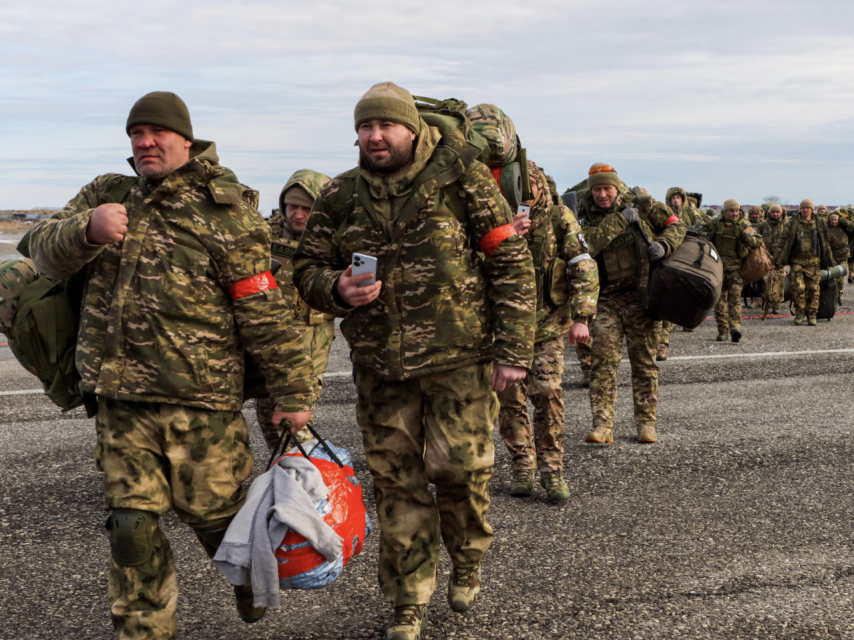 Mercenarios rusos de camino a las zonas de combate.