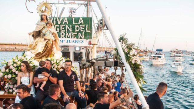 La Virgen del Carmen llegando al Puerto de Torrevieja.
