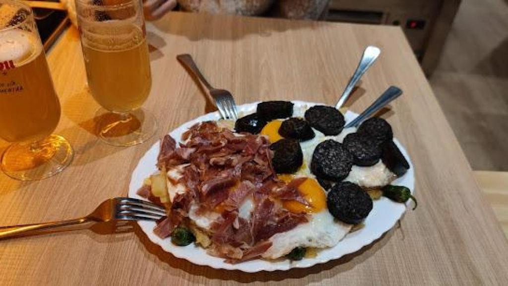 Tapa gigante con huevos, patatas y morcilla en el Bar Manolo, Madrid.